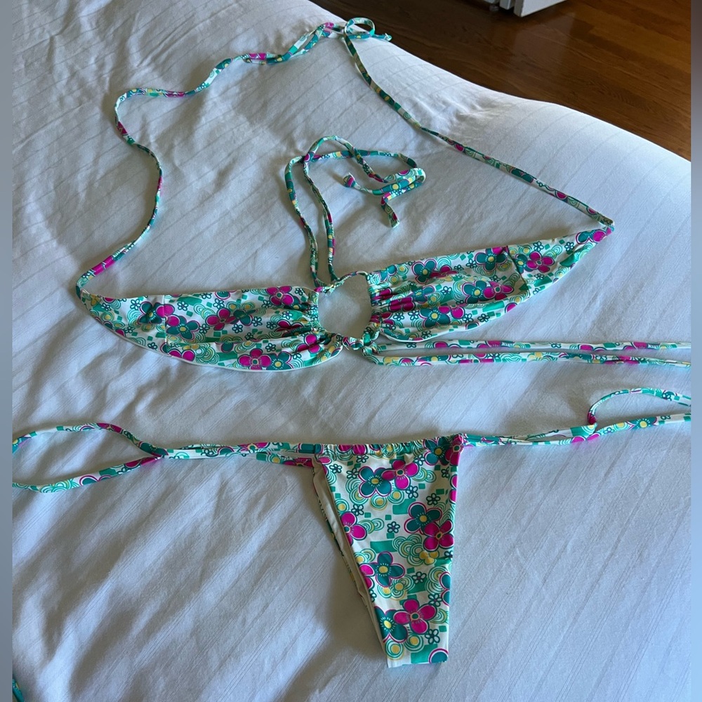Frankie’s bikini x Naomi Flower Bikini